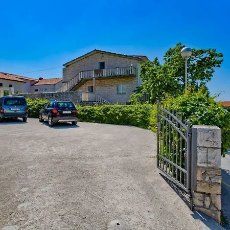 Jacky アパート フヴァル